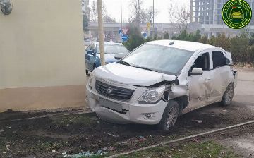 В столице легковой автомобиль врезался в тепловоз