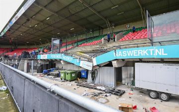 В Нидерландах рухнула трибуна с фанатами во время матча - видео