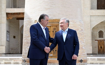 Шавкат Мирзиёев и Эмомали Рахмон посетили мавзолеи Бахауддина Накшбанда и Саманидов