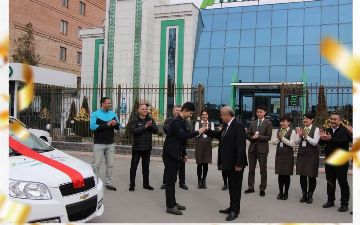 Hamkorbank вручил первый автомобиль по акции за покупки с карты VISA