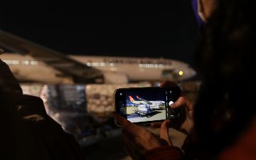 Фоторепортаж с места прибытия вакцины от COVID-19