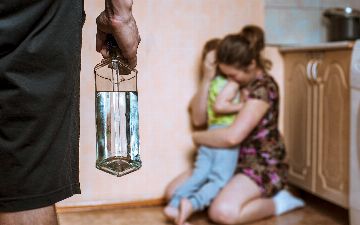 Что такое газлайтинг и как распознать, что вы находитесь в абьюзивных отношениях — чеклист