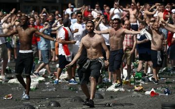 Английские фанаты начали избивать итальянских болельщиков после финала Евро (видео)
