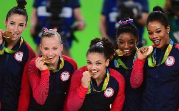 Спортсменов на Олимпиаде призвали не кусать медали