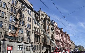 В Петербурге таджикистанец хотел ударить жену из Узбекистана, но промахнулся и разбил голову сыну