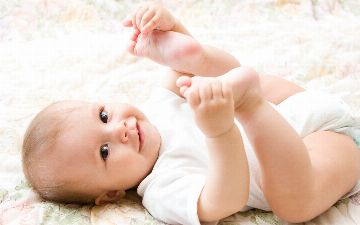 Педиатр объяснил, что означает розоватый цвет мочи у малыша