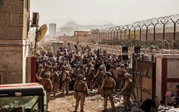 Посольство США в Афганистане призвало американцев немедленно покинуть аэропорт Кабула