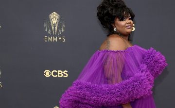 Худшие образы на красной дорожке «Эмми 2021»