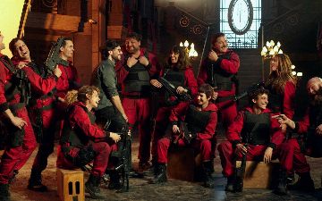 Не пропустите долгожданную премьеру, ведь сегодня вы наконец узнаете, чем же закончится культовый сериал «Бумажный дом» 