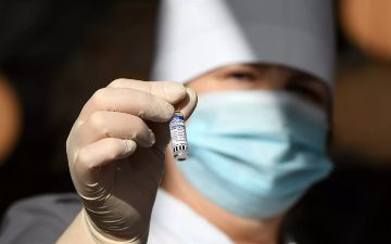 В Греции антипрививочникам вкололи настоящую вакцину, убеждая их в том, что это физраствор — рассказываем, как это случилось