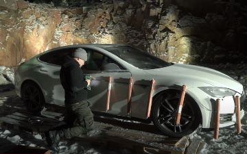 Обозленный владелец Tesla в Финляндии взорвал свою машину после того, как услышал стоимость ремонта - видео