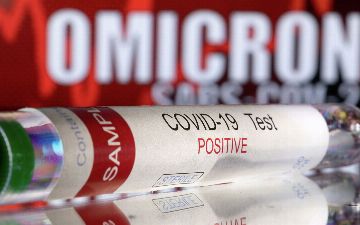 Врачи рассказали, что для омикрон-штамма характерна лихорадка — а что еще?