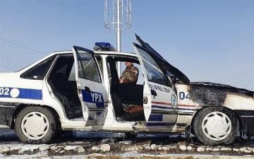 В Наманганской области сгорела машина инспекторов ДПС