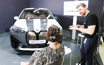 В BMW показали, как машина может полностью менять свой цвет силой мысли