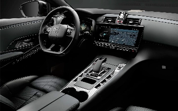 Автомобильный дизайнер выступил против экранов в салоне