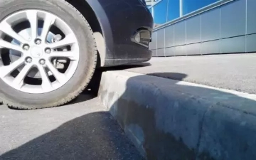 Можно ли упираться колесами в бордюр при парковке