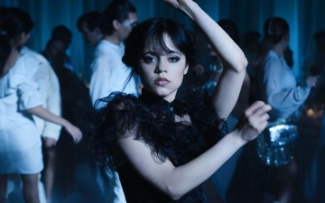 Леди Гага повторила популярный танец Уэнсдэй Аддамс под свою же песню — видео