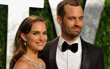 После слухов о разрыве: подавленную Натали Портман засняли с мужем