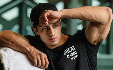 Что привлекает звезду сериала Meni asra Абрормалика в девушках