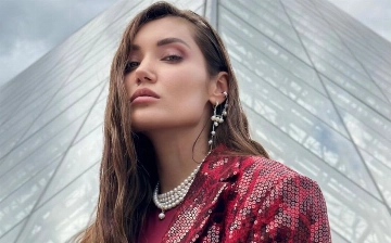 Юлдуз Раджабова сняла видео на фоне Лувра в Париже