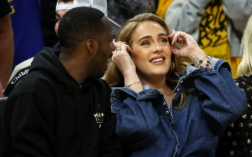 Адель заметили на свидании с мужем