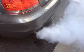 Цвет выхлопа может намекать на проблемы с мотором