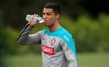 Криштиану Роналду демонстративно призвал не пить Coca Cola – видео