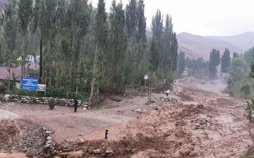 Сошедший в Шахрисабзе сель перекрыл дорогу к одному из кишлаков на 10 часов