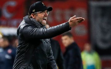 Клоппу не понравилось отсутствие санитайзера в пресс-центре «Тоттенхэма»: «У вас 13 случаев ковида. Мне приходится трогать стул»