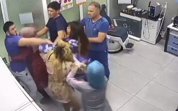 В Юнусабадской клинике парень сцепился с девушками, решившими пройти без очереди — видео 