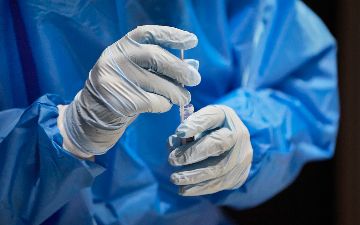 Омикрон мог появиться при испытаниях лекарства от коронавируса — правда ли это?