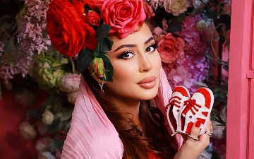 Каниза выписалась из роддома и афишировала имя дочери – видео