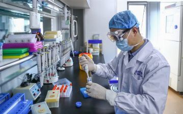 Назван возраст узбекистанцев, которых допустят к клиническим испытаниям китайской вакцины от COVID-19