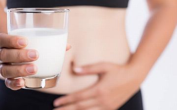 Специалист пояснила, почему некоторые не переносят молоко