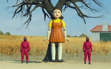 Копию куклы-убийцы из сериала «Игра в кальмара» установили в одном из торговых центров Филиппин  