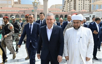 Президент начал визит в Саудовскую Аравию с посещения мечети Пророка — фото