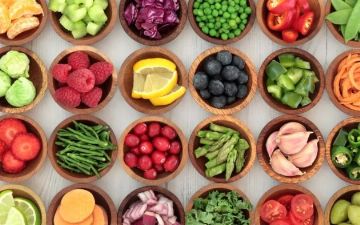 Инфекционист назвал продукты, которые нужно есть после контакта с зараженным коронавирусом человеком