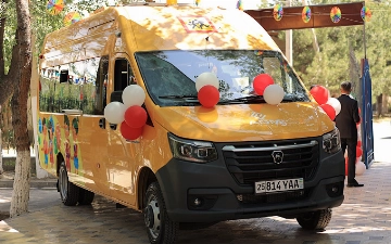 ADM Jizzakh передал микроавтобус для детей 5-го специализированного учреждения