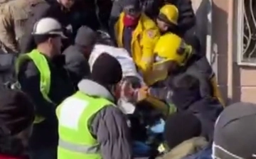 Узбекские спасатели вытащили мужчину, который четыре дня находился под завалами в Турции (видео)