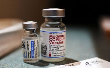 В вакцине Moderna обнаружили посторонние частицы — что делать?