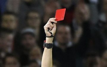 Нападающий получил красную карточку за неправильно пробитый пенальти 