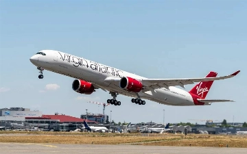 Британская авиакомпания разрешила мужчинам-бортпроводникам носить юбки — фото