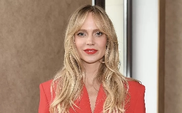 Глюкоза опубликовала видео в странной маске «пришельца»