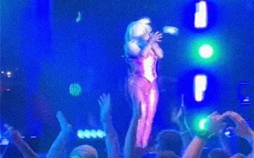 Поклонник рассек Биби Рексе лоб, кинув в нее телефон во время концерта