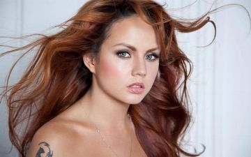 Пользователи сравнили фигуру МакSим с фигурой школьницы - фото