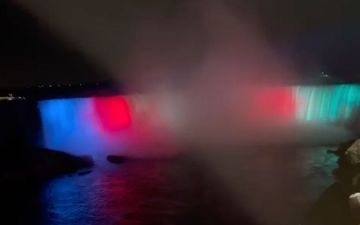 Ниагарский водопад впервые окрасили в цвета узбекского флага