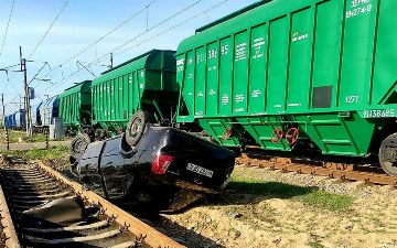 В Ташкентской области поезд перевернул Lacetti