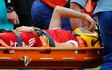 Врач уронил игрока, пытаясь унести его с поля на носилках - видео