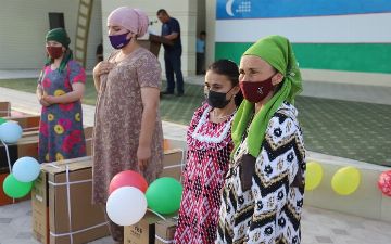 Узбекистанцам, внесенным в «женскую тетрадь» и «молодежную тетрадь», выдали швейные машины