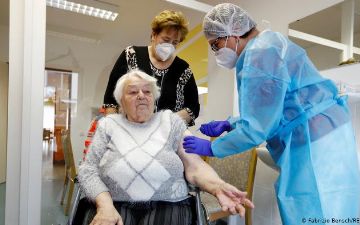 Стало известно, как вакцинация помогает остановить старение